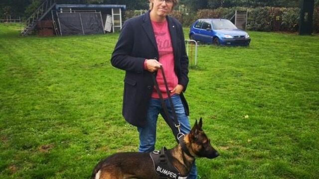 Presentator Henk van Steeg maakt alvast kennis met bijzondere gast