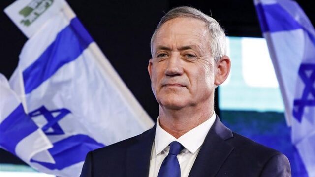 Benny zit Bibi op de hielen