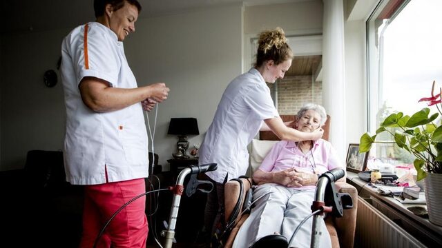 Verzuim en verloop zorgpersoneel 'schokkend' hoog