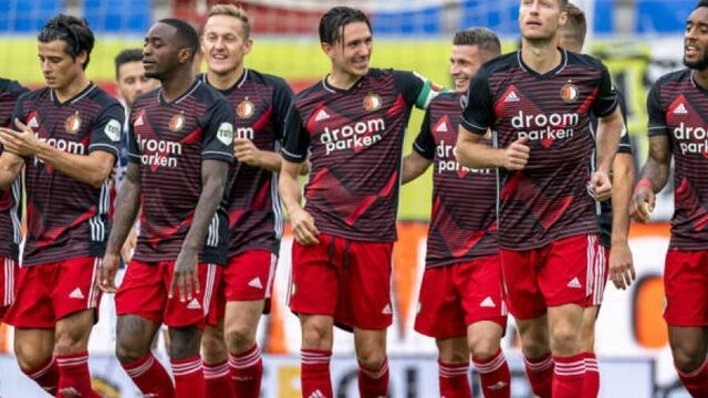 Feyenoord koploper Eredivisie, AZ verzaakt opnieuw in krankzinnig duel