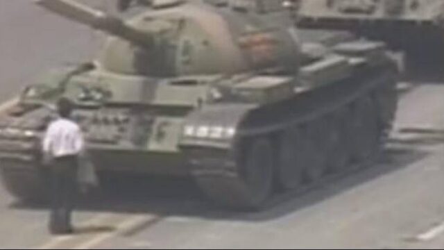 Terug naar Toen: Chinees met boodschappentasjes houdt colonne tanks tegen