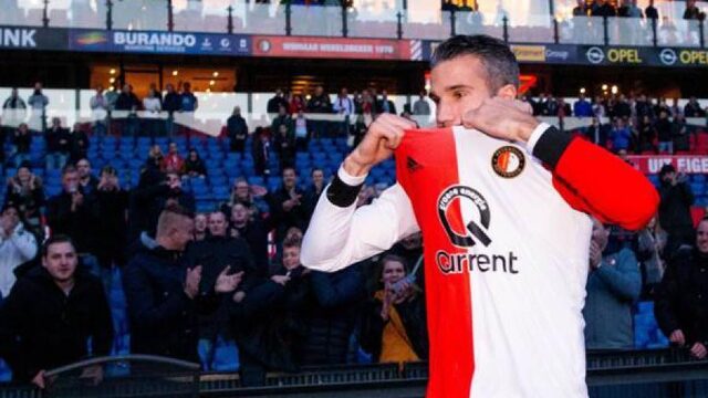 Licht in de Kuip valt uit, wedstrijd gestaakt: 'Een nachtmerrie'