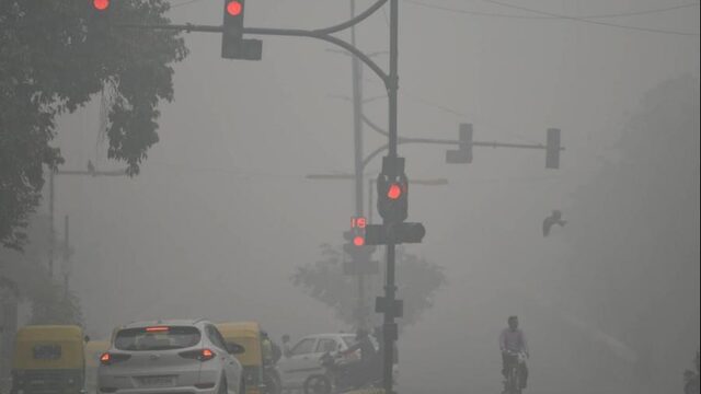 New Delhi gehuld in smog, miljoenen mondkapjes uitgedeeld en vluchten geannuleerd