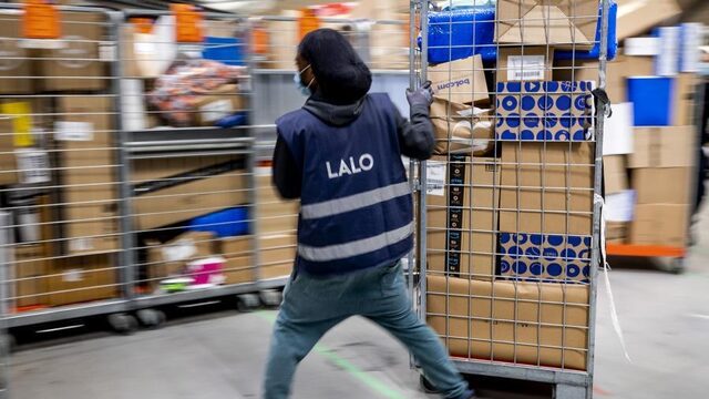 Kosten verzending voor webshops bij PostNL stijgen, bezorgers profiteren niet mee