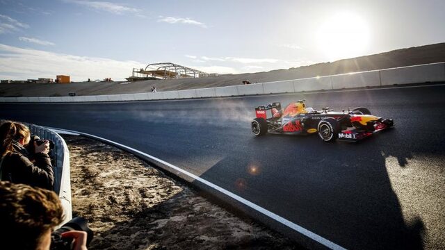 Verstappen rijdt eerste rondjes over vernieuwd circuit Zandvoort
