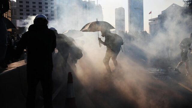 Staking legt Hongkong plat, politie zet weer traangas in tegen betogers