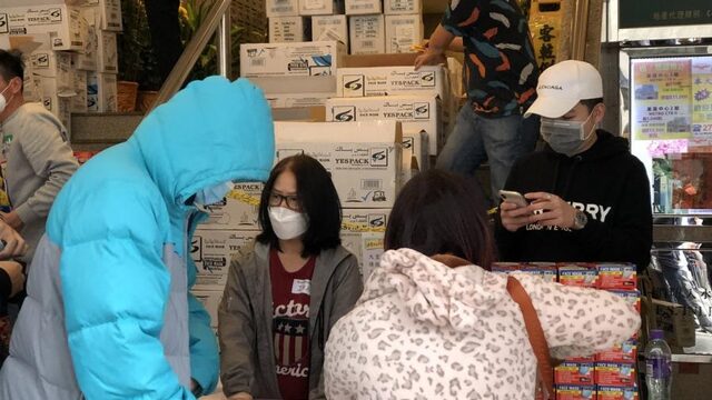 Run op mondkapjes in Hongkong, uitbraak coronavirus moeilijk in te dammen