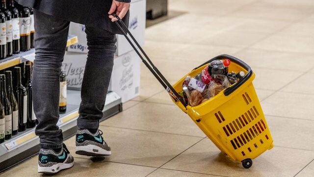 Steeds meer supermarkten 's avonds open: zorgen over personeel