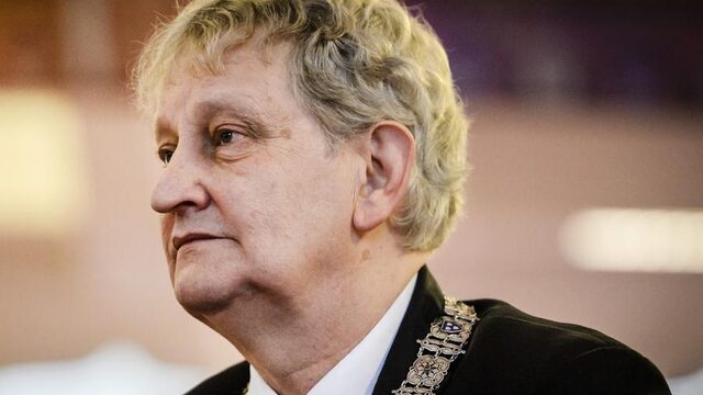 Het Troostlied voor Amsterdam, een jaar na overlijden Van der Laan