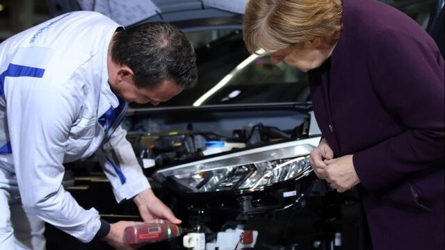 Merkel wil elektrische revolutie op Duitse wegen: miljoen laadpalen in 2030