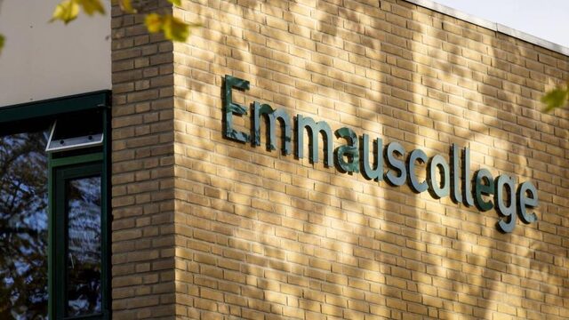 Nu ook ophef op Rotterdamse school na tonen spotprent