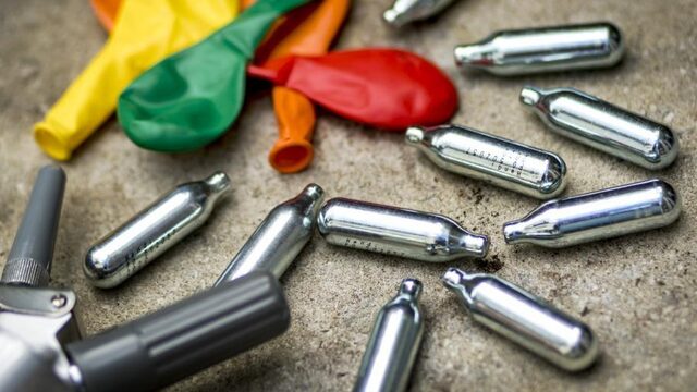 'Het massale gebruik van lachgas is net zo vervuilend als vliegen'