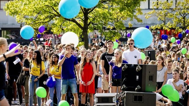 Stand.nl: 'De introductieweken in de stad moeten worden afgelast'