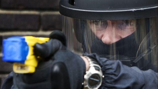 Moet de politie het stroomstootwapen gaan gebruiken? 'Geen wondermiddel'