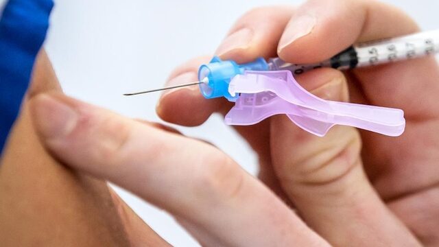 Vaccin-nationalisme: 'De ongelijkheid tussen landen wordt alleen maar groter'