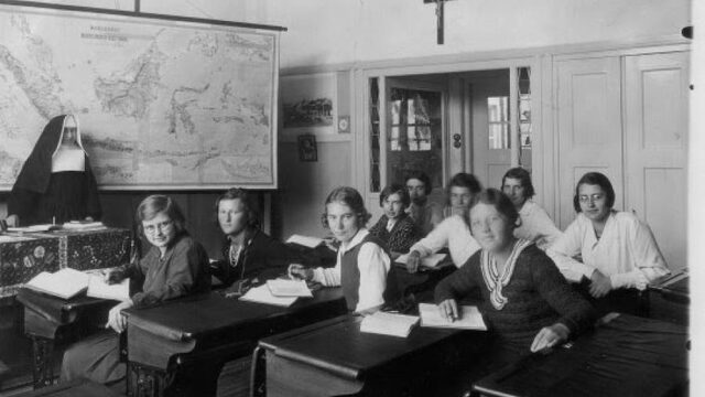 Rooms-katholieke meisjes werden opgevoed voor moeder én de universiteit