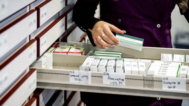 Voorraad is oplossing voor medicijntekorten maar wie betaalt?