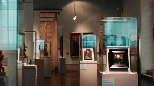Topstukken on tour: als ouderen niet naar het museum kunnen, komt kunst wel naar de ouderen