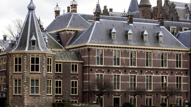 Ex-ministers: 'Financiën heeft ons bij de ballen'