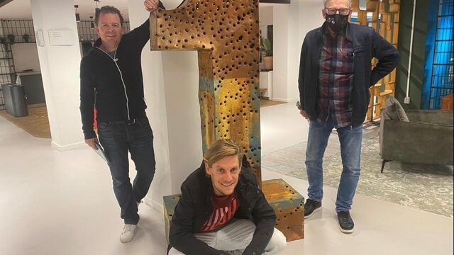 Een mooie foto boven zijn bed maar hij vergat alleen door te sprinten