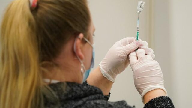 Podcast De Dag: vaccinaties - Israël blinkt uit, China schimmig