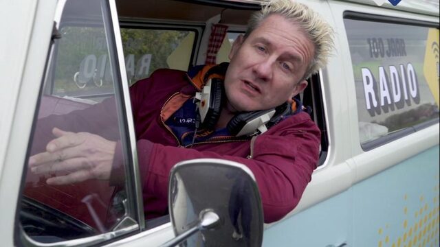 De Onvergetelijke Luisterlijst: Maino rijdt rond in '100 jaar radio' bus