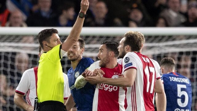 Verloor Ajax van Chelsea dankzij de scheidsrechter?
