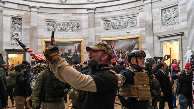 Pro-Trumpbetogers bestormen Congresgebouw, Capitool schoongeveegd