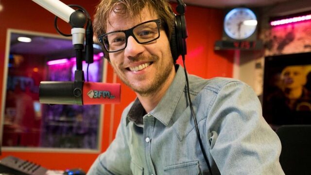 Shockradio op zijn best: Giel Beelen die zich live in de uitzending laat pijpen