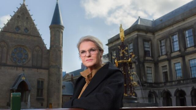 Wouke van Scherrenburg duikt in 'De strijd om het Binnenhof'