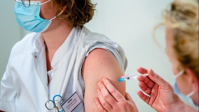 Niet de eerste prik, maar een datum voor de laatste prik: 'Dan is het einde van het begin van het einde pas echt begonnen'