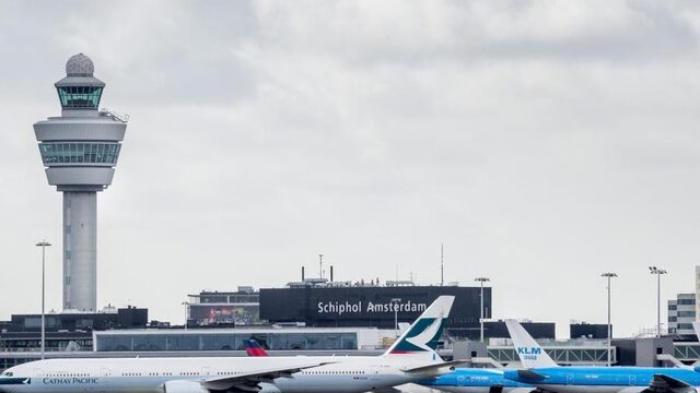 Situatie op Schiphol veilig: passagiers en crew van mogelijk gekaapt vliegtuig van boord