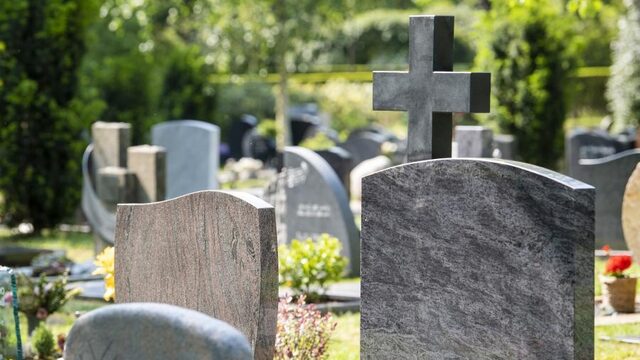 Gedichten maken voor de eenzaam gestorvenen: 'Ik ben altijd wel op zoek naar bizarre situaties'