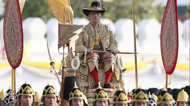 Nieuwe Thaise koning op gouden stoel door Bangkok gedragen