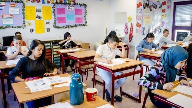 NPO Radio 1 bij de les: Kinderen in de klas hebben een slechte houding