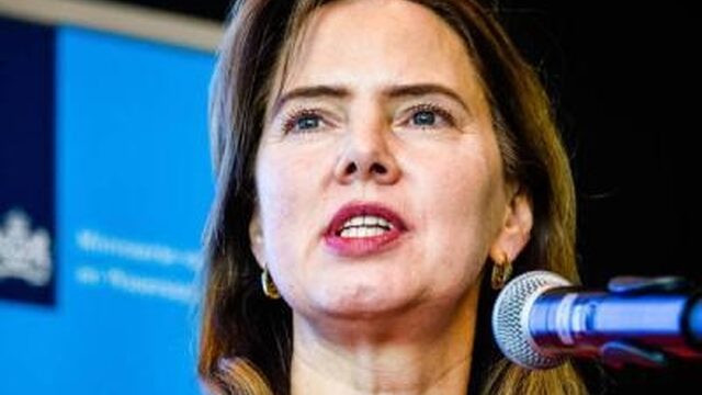 Bezorgde minister Van Nieuwenhuizen wil 'zorgen dat KLM vooruit kan'