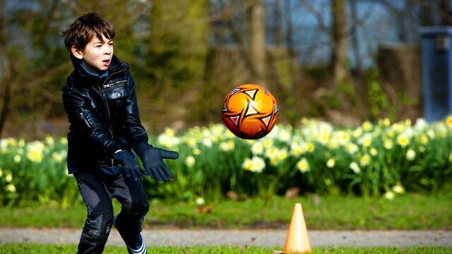 Stand.nl: De zorgen over kinderen die nooit buitenspelen zijn overdreven