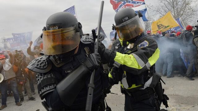 Deze journalist waagde zich tussen de mensen die het Capitool bestormden