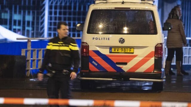 Politie schiet man dood op stoep De Nederlandsche Bank, fietser gewond