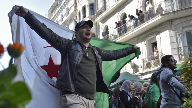 Podcast De Dag: 'Bouteflika was een fantastische president maar de tijd is om'