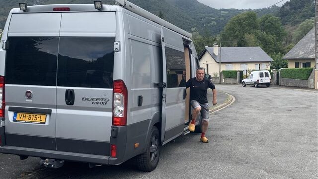 Met klompen en een racefiets achter Joris aan