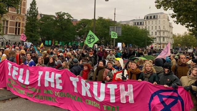 Politie grijpt in bij klimaatprotest voor Rijksmuseum in Amsterdam