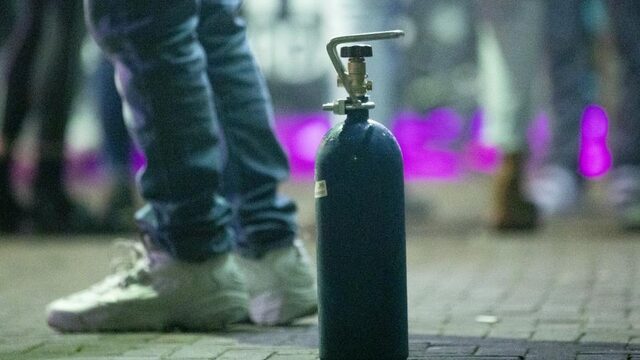 'Tijd voor ballenbak waar lachgasgebruikende pubers onderling hun hersenen mogen frituren?'