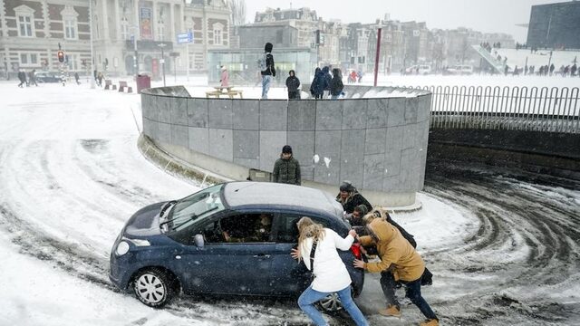 Weinig treinen, gevaarlijke wegen en geen knisperende kranten: winterweer in Nederland