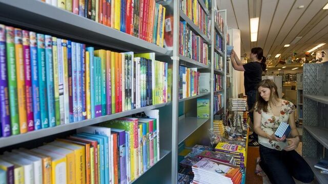 Hoe krijg je jongeren weer aan het lezen?