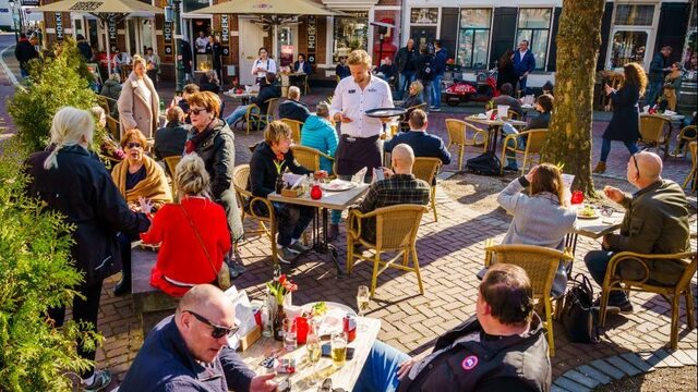 OMT-lid Menno de Jong: 'Wees voorzichtig met openen terrassen'