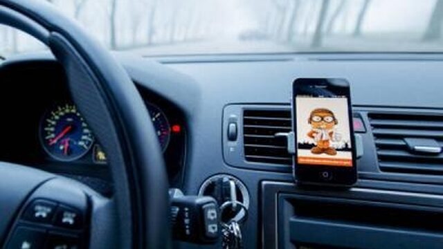 Gebruik van telefoon in auto met dashboardhouder mag, maar niet altijd
