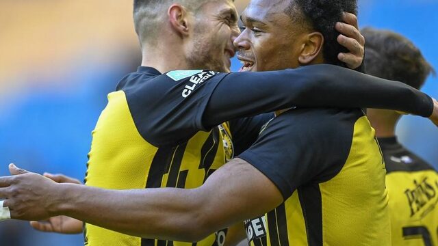 Vitesse houdt voorsprong op AZ ook met tien man vast