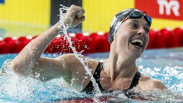 Oefenen met finales in de ochtend tijdens Swim Cup