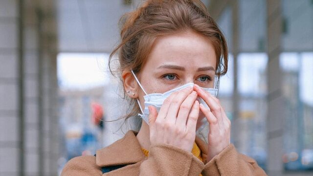 'Waarom krijg ik hoofdpijn van mijn mondkapje?' Vragen en antwoorden uit het coronaspreekuur